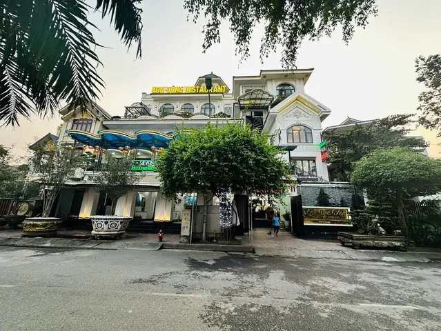 Nhà Hàng Hoa Đông