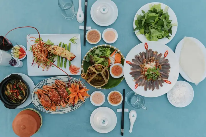 Thưởng Thức Hải Sản Địa Phương Tại Nhà Hàng Hương Biển Phú Quốc