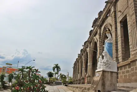 Khung Cảnh Đẹp Như Mơ Bên Ngoài Hành Lang Nhà Thờ Khung Cảnh Đẹp Như Mơ Bên Ngoài Hành Lang Nhà Thờ