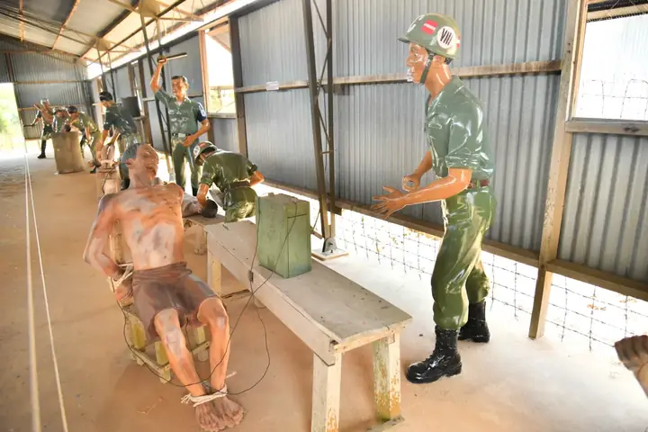 Nhà Tù Phú Quốc - 50 Năm Hồi Ức Địa Ngục Trần Gian - Ảnh 5. Nhà Tù Phú Quốc - 50 Năm Hồi Ức Địa Ngục Trần Gian - Ảnh 5.