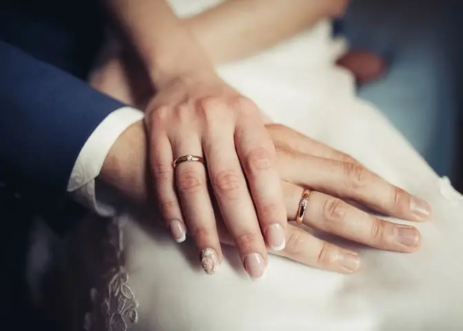 Nhẫn Cưới Đeo Tay Nào? Cách Đeo Nhẫn Cưới Chính Xác Cho Vợ Chồng Nhẫn Cưới Đeo Tay Nào? Cách Đeo Nhẫn Cưới Chính Xác Cho Vợ Chồng
