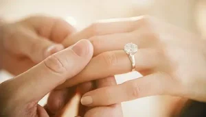 Người Yêu Tặng Nhẫn Tỏ Tình Đeo Tay Nào?