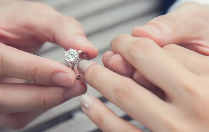 Lưu Ý Khi Mua Nhẫn Tỏ Tình Tặng Cho Bạn Gái