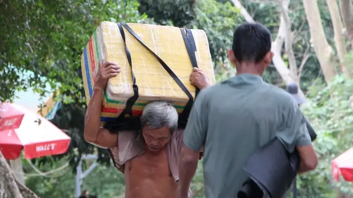 Còng Lưng Vác Bao Đá 50kg Leo 1.500 Bậc Đá Kiếm 50.000 Đồng ...