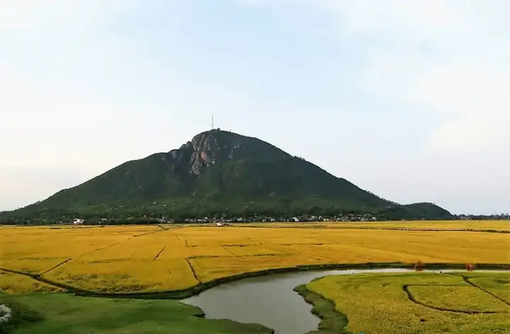 Khám Phá Vẻ Đẹp Hoang Sơ Của Núi Chóp Chài