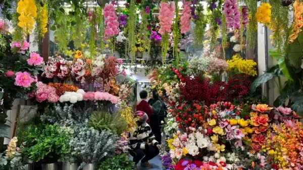 Hà Nội: Phố Hàng Rươi Rực Rỡ Sắc Màu Hoa Giả Hà Nội: Phố Hàng Rươi Rực Rỡ Sắc Màu Hoa Giả