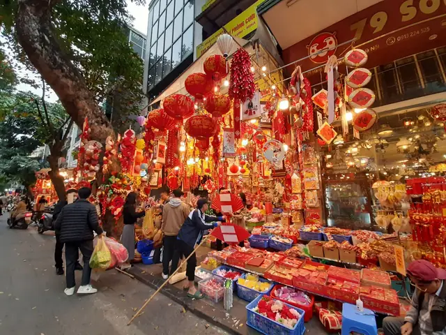 Mua Sắm, Hòa Vào Dòng Người Đông Đúc Trên Phố Hàng Mã