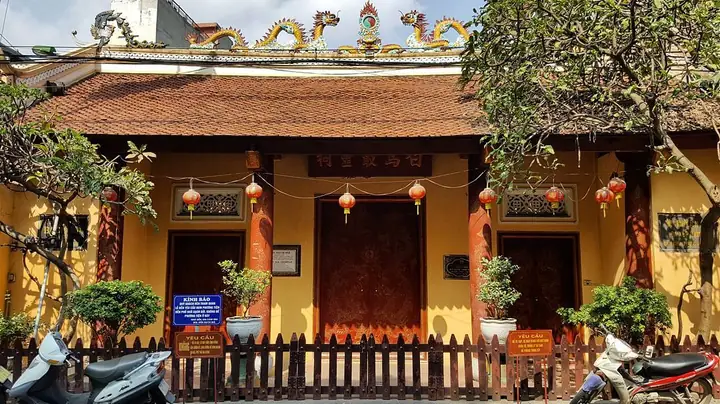 Thắp Hương Trong Đền Bạch Mã