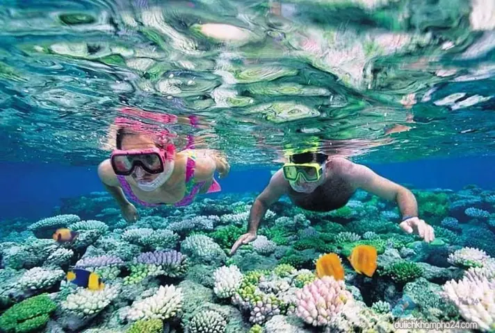 Nắng Chiều Phú Quốc Nhẹ Vương Về Thăm Chốn Cũ Mà Thương Một Thời Biết Bao Chiến Sĩ Máu Rơi Nhà Tù Đế Quốc Để Đời Trổ Hoa Máu Bao Chiến Sĩ Đã Hòa Vào Lòng Đất Mẹ Xây Tòa Tháp Cao Chúng Ta Trân Trọng Tự Hào Đấp Xây Tổ Quốc Cho Sao Đẹp Giàu Hỡi Ai Hậu Duệ Đời Sau Phải Luôn Biết Quý Máu Đào Các Anh Tự Do Độc Lập Đã Dành Dân Cường Nước Thinh Các Anh Vui Lòng.