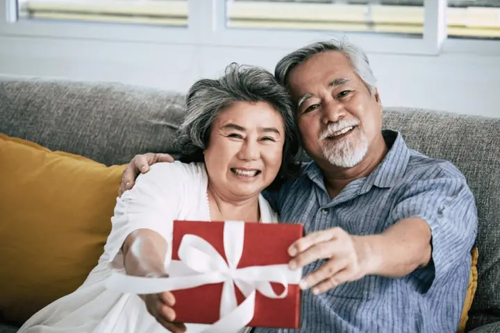 Lưu Ý Khi Tặng Quà Sinh Nhật Cho Người Lớn Tuổi Lưu Ý Khi Tặng Quà Sinh Nhật Cho Người Lớn Tuổi