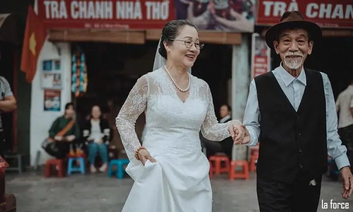 11. Tặng Bố Mẹ Bộ Ảnh Nhân Dịp Kỷ Niệm Ngày Cưới 11. Tặng Bố Mẹ Bộ Ảnh Nhân Dịp Kỷ Niệm Ngày Cưới