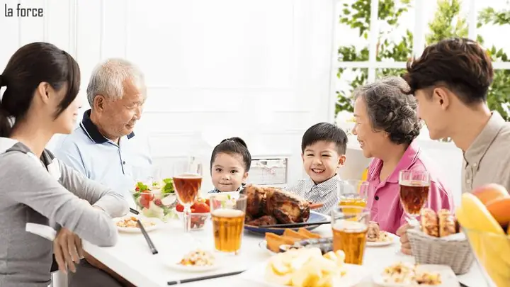 12. Cùng Bố Mẹ Ăn Bữa Cơm Gia Đình Ấm Cúng 12. Cùng Bố Mẹ Ăn Bữa Cơm Gia Đình Ấm Cúng