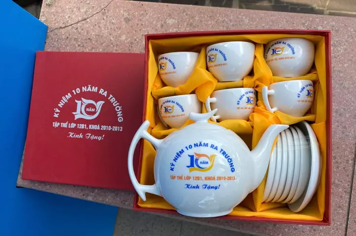 11.2. Bộ Ấm Chén Làm Quà Tặng Ngày Họp Lớp