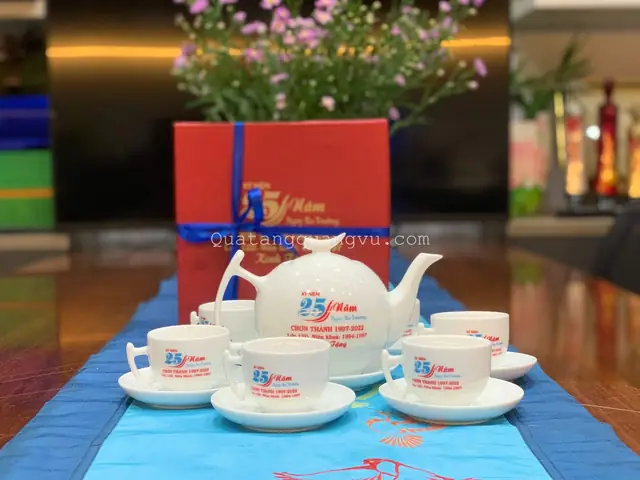 11.2. Bộ Ấm Chén Làm Quà Tặng Ngày Họp Lớp