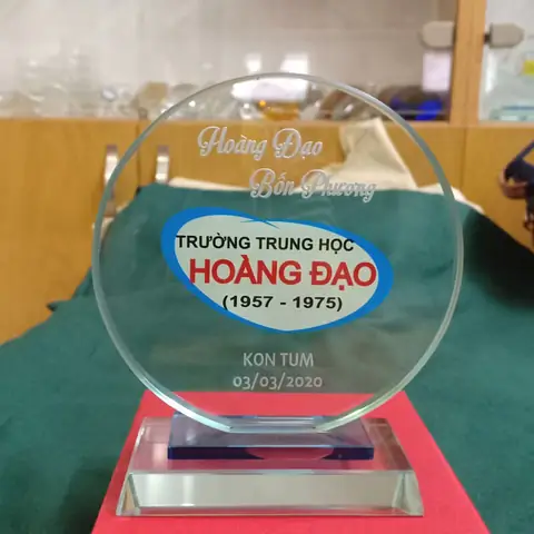 11.1. Kỷ Niệm Chương Tặng Dịp Họp Lớp