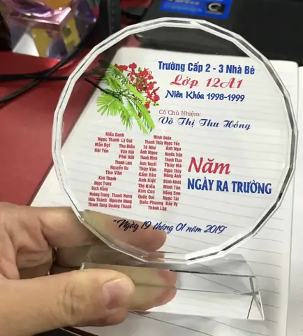 11.1. Kỷ Niệm Chương Tặng Dịp Họp Lớp