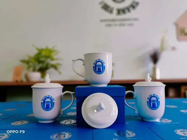 Ly Sứ In Logo Làm Quà Họp Lớp