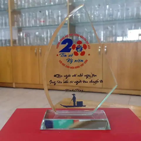 11.1. Kỷ Niệm Chương Tặng Dịp Họp Lớp