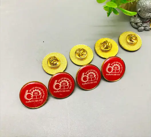 Huy Hiệu Cài Áo Làm Quà Tặng Ý Nghĩa Cho Tập Thể