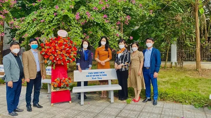 12.1. Tặng Ghế Đá Cho Nhà Trường