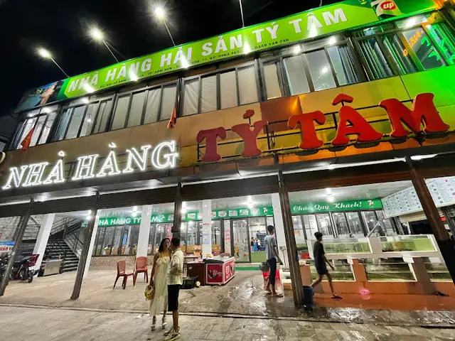 Quán Ăn Tý Tâm – Chuyên Hải Sản Du khách thưởng thức hải sản tươi ngon tại quán ăn ngon ở Sầm Sơn ven biển Thanh Hóa