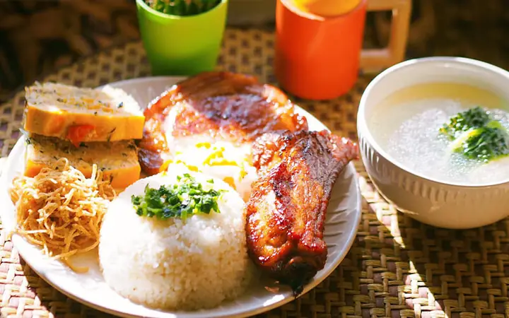 Quán Cơm Quy Nhơn Lúc Nào Cũng Đông Khách