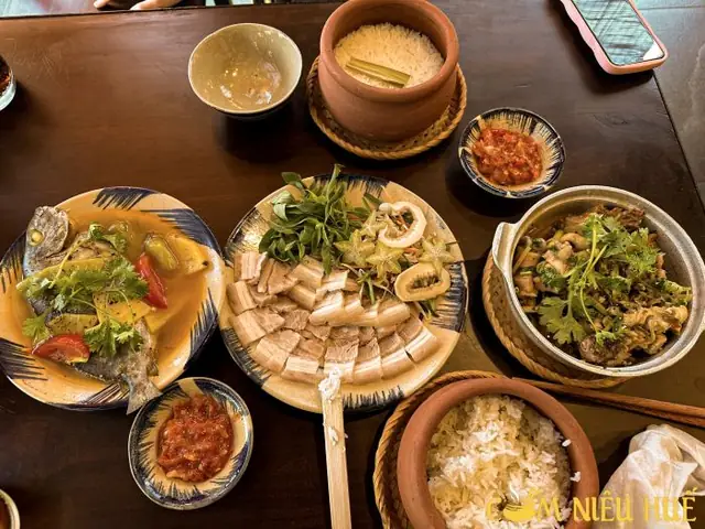 10. Cơm Niêu Huế