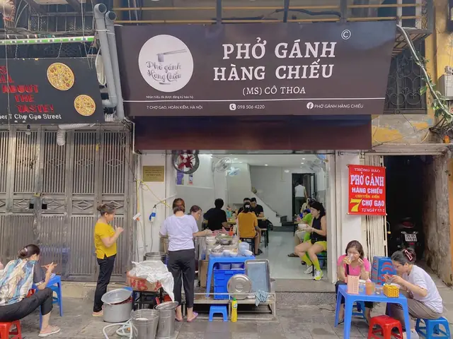 Phở Gánh Hàng Chiếu – Quán Phở Hà Nội Nức Tiếng Về Đêm