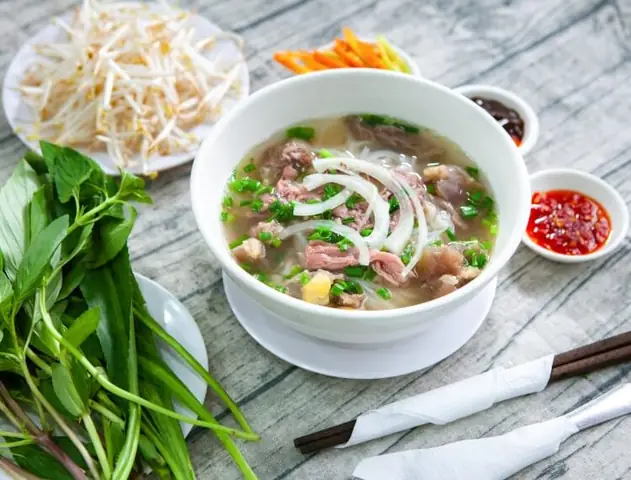 Phở Bát Đàn – Nơi Lưu Giữ Hương Vị Phở Truyền Thống Hà Nội Hơn Nửa Thế Kỷ