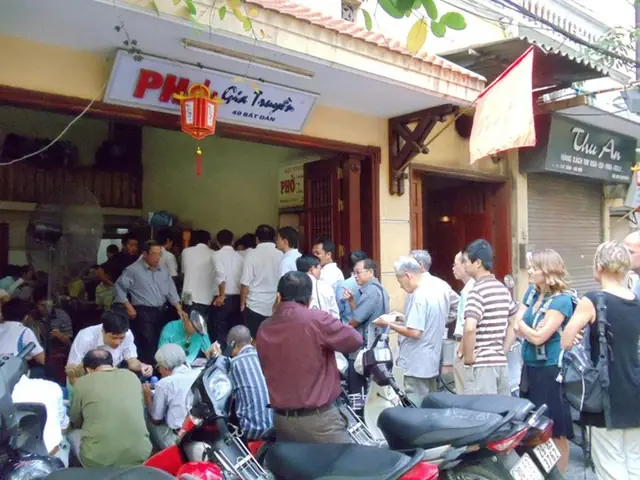 Phở Bát Đàn – Nơi Lưu Giữ Hương Vị Phở Truyền Thống Hà Nội Hơn Nửa Thế Kỷ