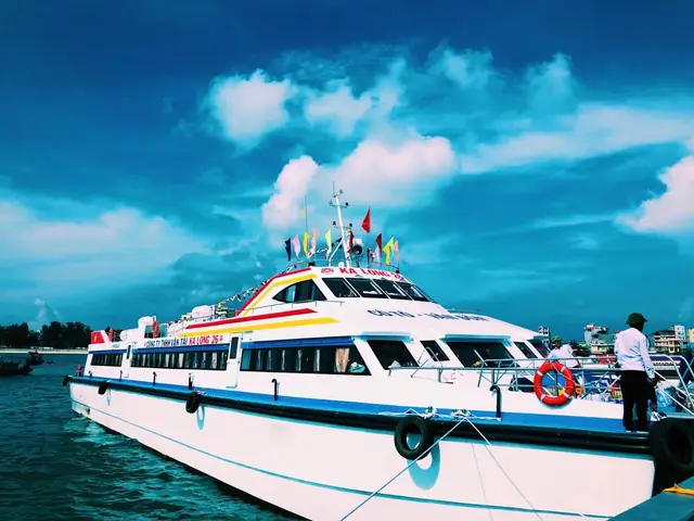 Tàu Cao Tốc Đi Đảo Quan Lạn – Hướng Dẫn Lịch Trình Và Giá Vé 2025