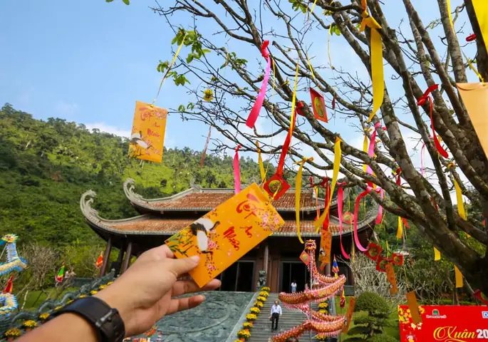 Đi Chùa Hái Lộc