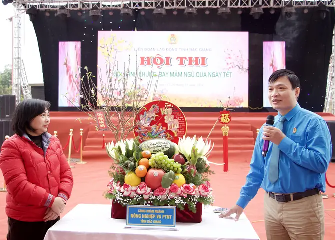 Ngày 27/01, Liên Đoàn Lao Động (lđlđ) Tỉnh Bắc Giang Tổ Chức Hội Thi “gói Bánh Chưng” Và “bày Mâm Ngũ Quả Ngày Tết” Nhằm Tạo Sân Chơi Bổ Ích Cho Cán Bộ, Đoàn Viên, Công Nhân Lao Động (cnlđ) Thể Hiện Năng Khiếu Thẩm Mỹ, Sự Khéo Léo, Sáng Tạo; Đồng Thời Nâng Cao Hiểu Biết, Phát Huy Gìn Giữ Nét Đẹp Văn Hóa Tết Cổ Truyền Của Dân Tộc.