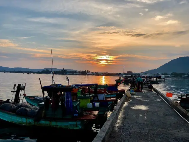 Đón Bình Minh Tại Làng Chài Hàm Ninh Đón Bình Minh Tại Làng Chài Hàm Ninh
