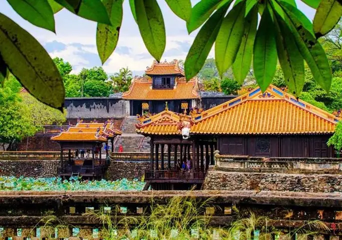 – Các Lăng Tẩm Huế
