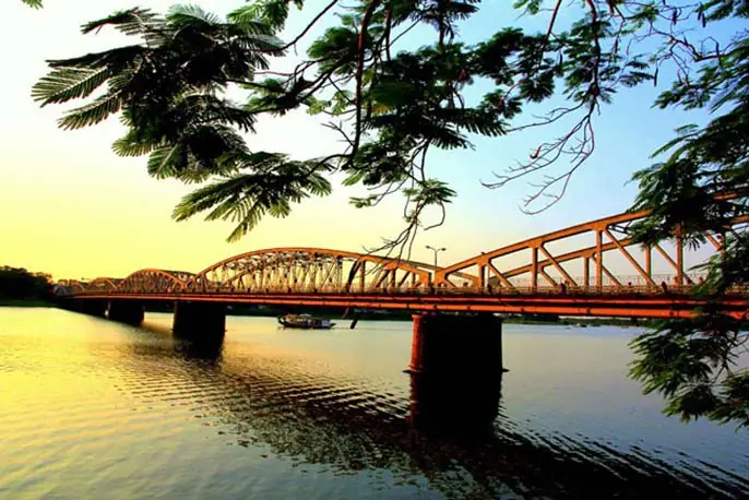 – Sông Hương