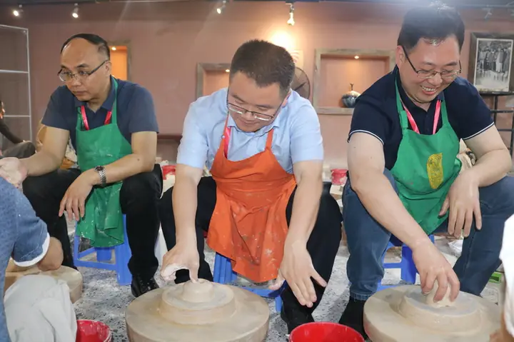 Hội Nhập Quốc Tếđtn: Chiều Ngày 14/4/2025, Trong Khuôn Khổ Chương Trình “gặp Gỡ Hữu Nghị Thanh Niên Việt Nam – Trung Quốc” Lần Thứ 24, Đoàn Đại Biểu Thanh Niên Trung Quốc Đã Có Chuyến Tham Quan, Trải Nghiệm Đầy Thú Vị Tại Làng Gốm Bát Tràng, Một Trong Những Cái Nôi Của Nghề Gốm Truyền Thống Việt Nam.