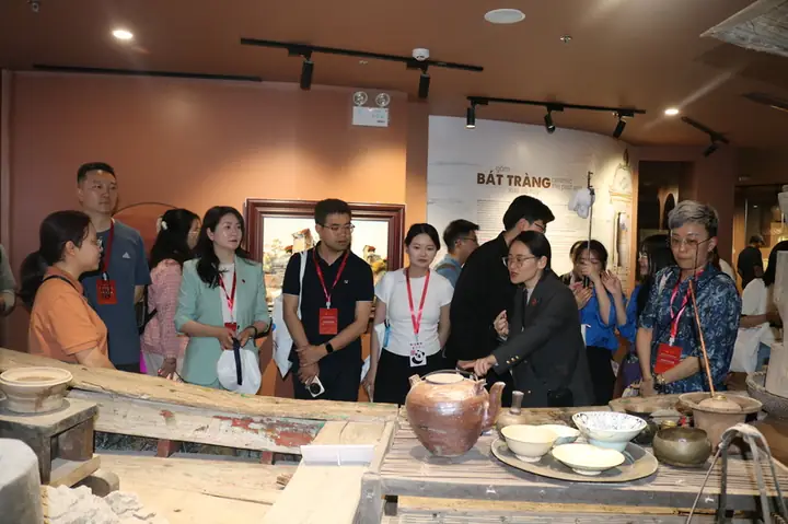 Hội Nhập Quốc Tếđtn: Chiều Ngày 14/4/2025, Trong Khuôn Khổ Chương Trình “gặp Gỡ Hữu Nghị Thanh Niên Việt Nam – Trung Quốc” Lần Thứ 24, Đoàn Đại Biểu Thanh Niên Trung Quốc Đã Có Chuyến Tham Quan, Trải Nghiệm Đầy Thú Vị Tại Làng Gốm Bát Tràng, Một Trong Những Cái Nôi Của Nghề Gốm Truyền Thống Việt Nam.