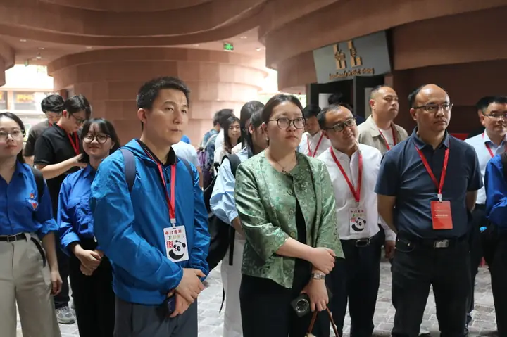 Hội Nhập Quốc Tếđtn: Chiều Ngày 14/4/2025, Trong Khuôn Khổ Chương Trình “gặp Gỡ Hữu Nghị Thanh Niên Việt Nam – Trung Quốc” Lần Thứ 24, Đoàn Đại Biểu Thanh Niên Trung Quốc Đã Có Chuyến Tham Quan, Trải Nghiệm Đầy Thú Vị Tại Làng Gốm Bát Tràng, Một Trong Những Cái Nôi Của Nghề Gốm Truyền Thống Việt Nam.