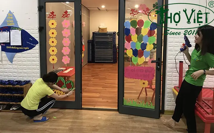 Chuẩn Bị Gì Trước Khi Tiến Hành Trang Trí Cửa Kính Trường Mầm Non