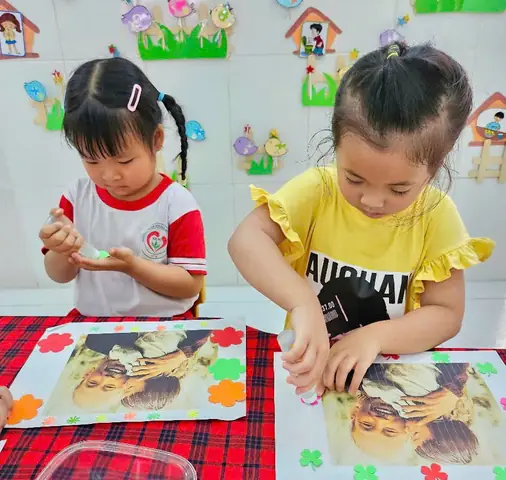 Bé Trang Trí Khung Ảnh Bác Từ Nhiều Nguyên Liệu | Trường Mầm Non ... Bé Trang Trí Khung Ảnh Bác Từ Nhiều Nguyên Liệu | Trường Mầm Non ...