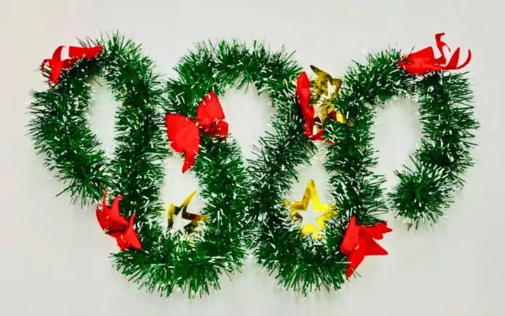 Trang Trí Noel Cho Quán Trà Sữa Với Dây Thông