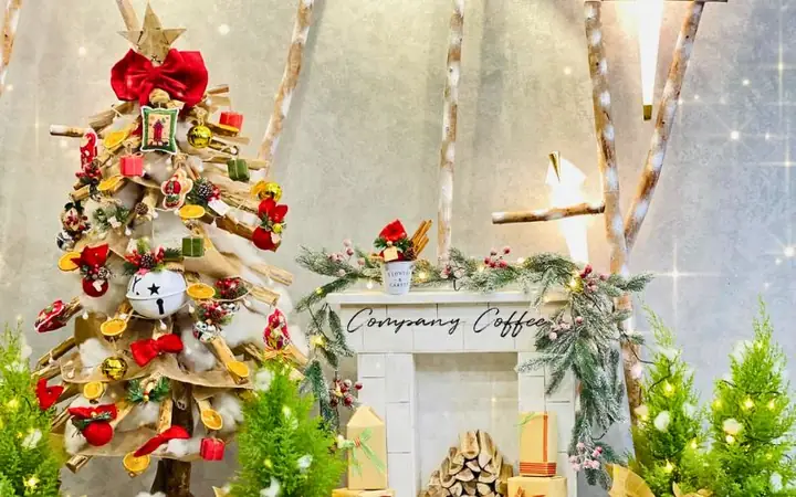 Bố Trí Cây Thông Để Trang Trí Noel Quán Trà Sữa