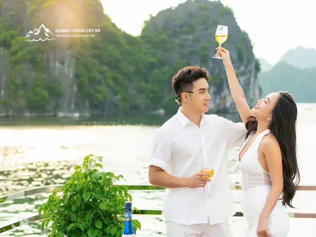 Thưởng Ngoạn Hoàng Hôn Trên Du Thuyền