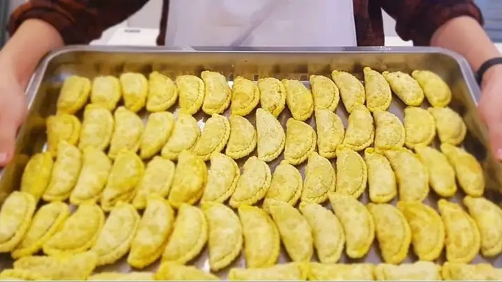 Tiệm Vỏ Bánh Gối Hơn 30 Năm Tuổi Ở Phố Cổ, Ngày Bán Hàng Vạn Chiếc Tiệm Vỏ Bánh Gối Hơn 30 Năm Tuổi Ở Phố Cổ, Ngày Bán Hàng Vạn Chiếc