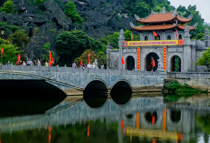 Walk Around Hoa Lu Ancient Town