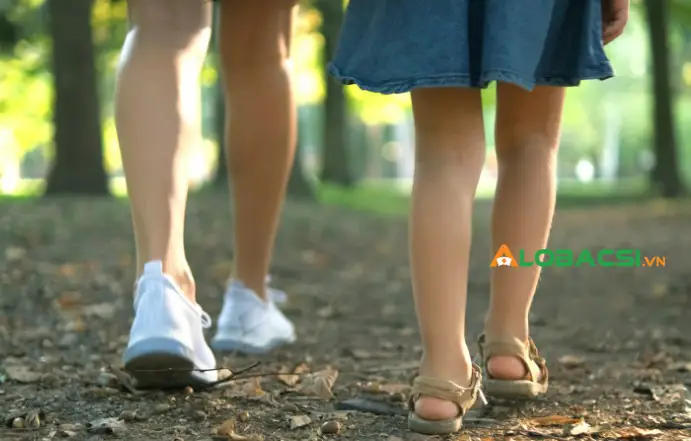 Lòng Bàn Tay Và Bàn Chân Nóng Rát: Nguyên Nhân Và Cách Xử Lý Hiệu Quả
