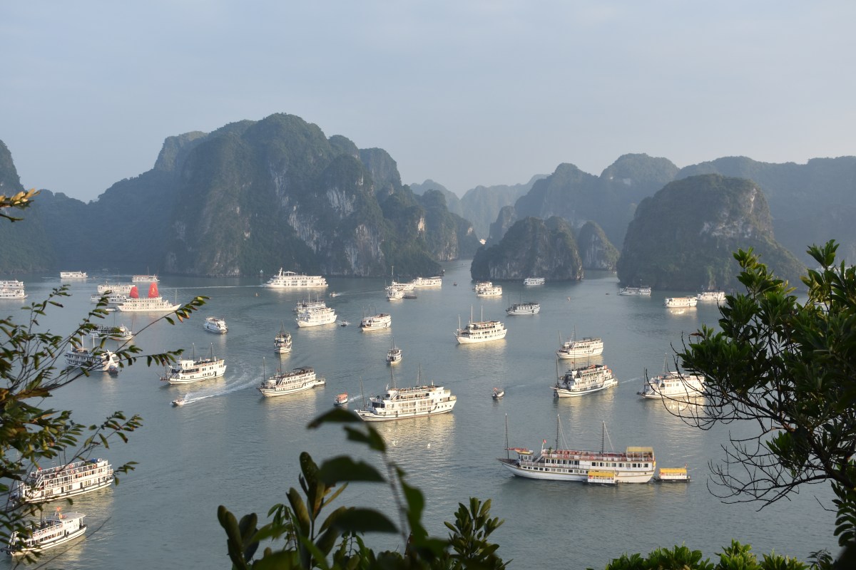 being overshadowed by ha long bay - Hình 4