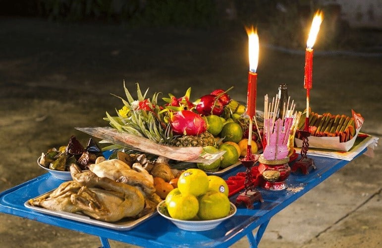 cách đặt gà cúng ngoài sân - Hình 2