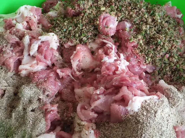 Cách Làm Lạp Sườn Lạng Sơn Chuẩn Vị: Bí Quyết Từ Nguyên Liệu Đến Thành Phẩm